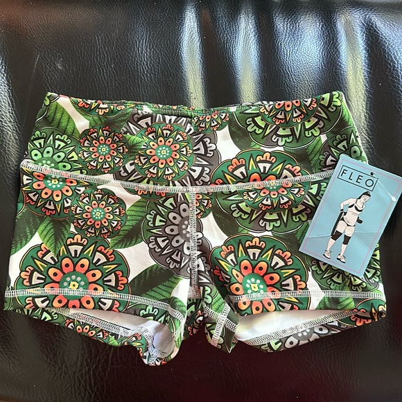 FLEO Shorts - Picture 1 of 3